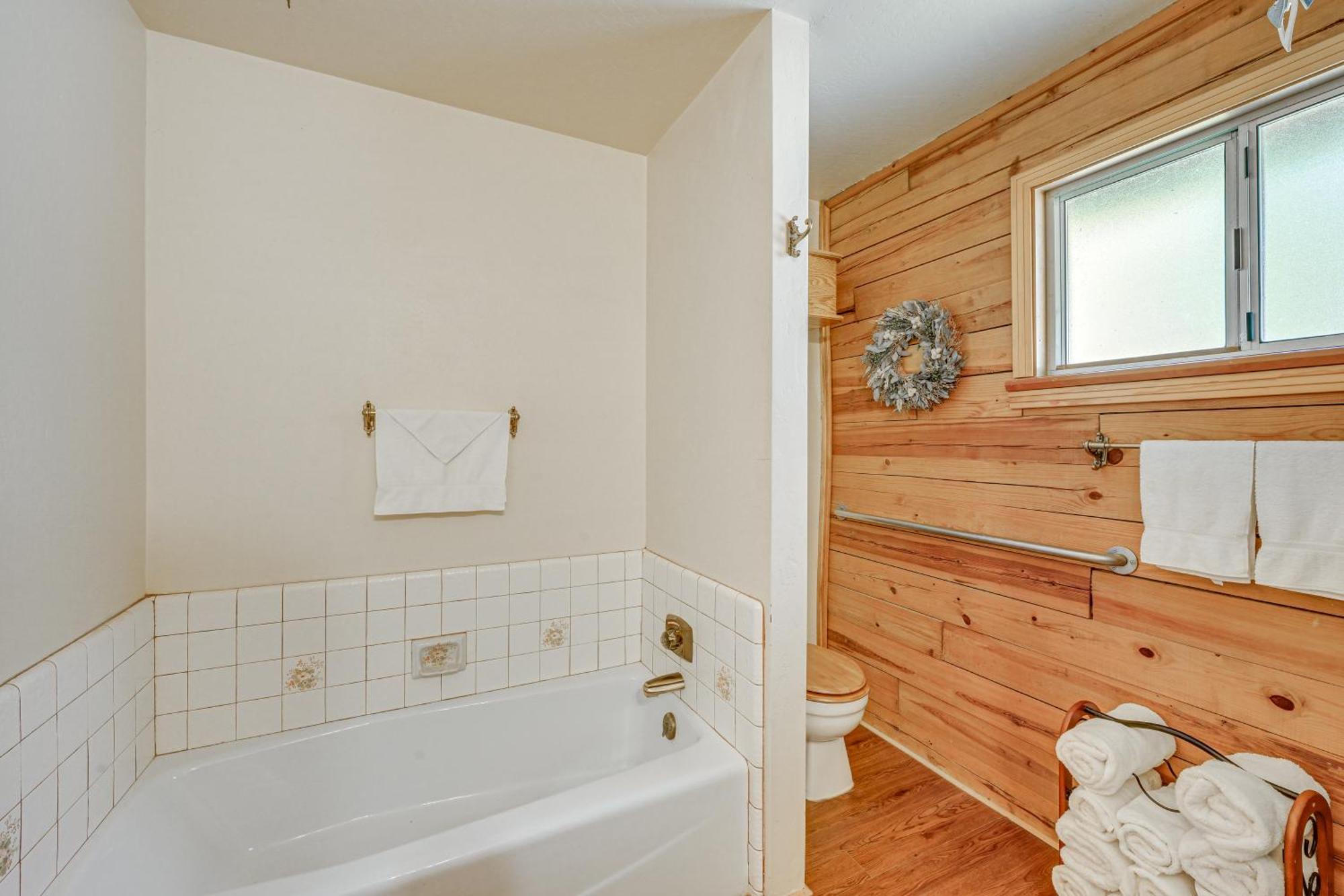Cozy Family-Friendly Badger Retreat With Fireplace! ภายนอก รูปภาพ