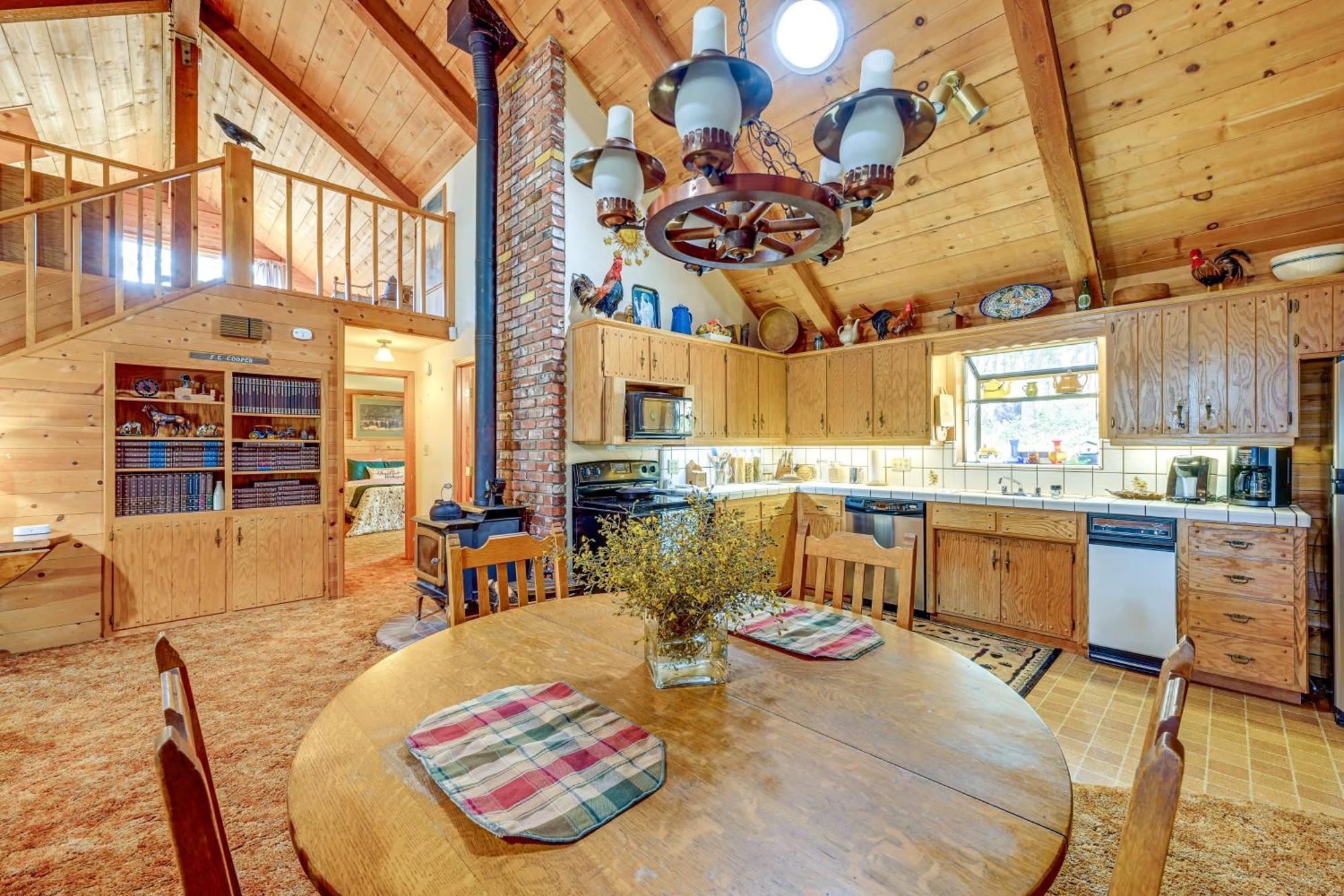 Cozy Family-Friendly Badger Retreat With Fireplace! ภายนอก รูปภาพ